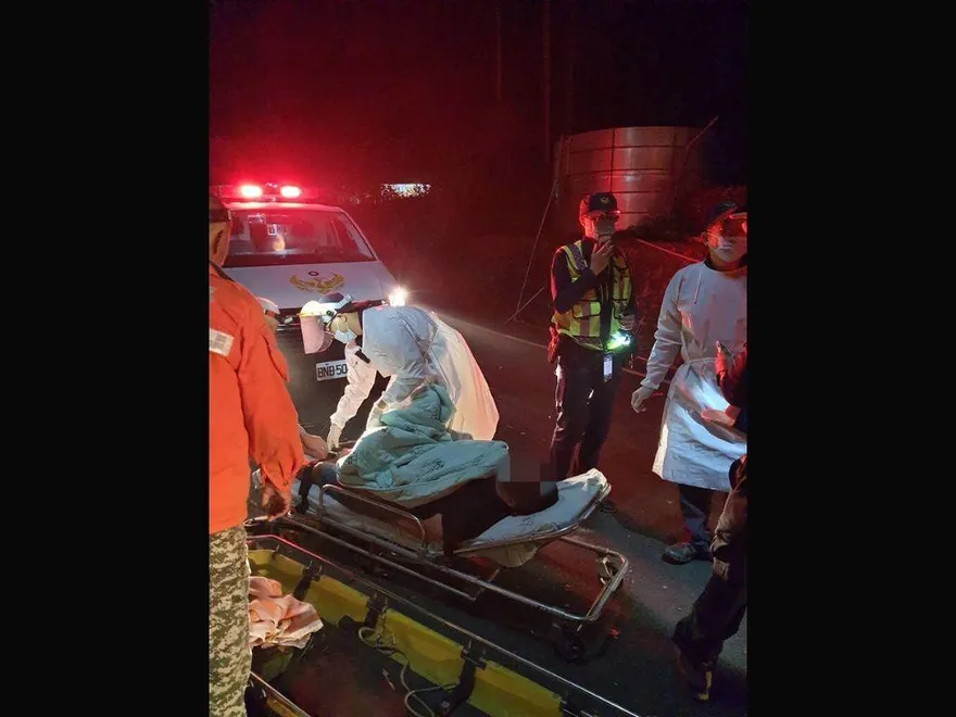 嘉義民眾夜間解尿竟掉落山路邊坡　警消緊急救援