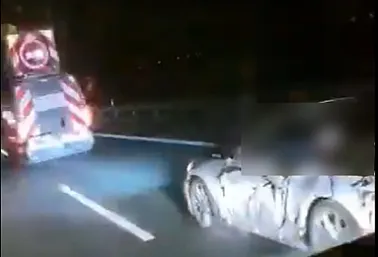 【影】驚悚！保時捷911「公路奔馳」撞欄　敞篷頂未關…他淪無頭屍氣絕亡