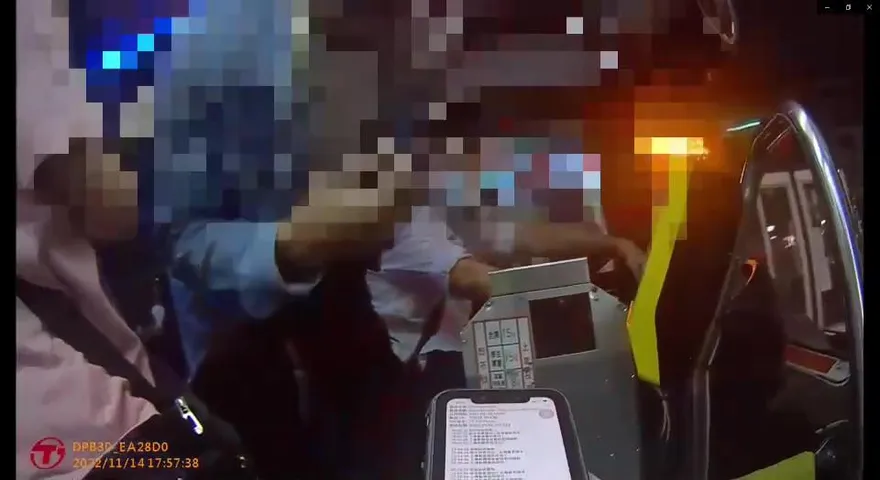 【影】搭公車遭提醒「口罩戴好」　男暴怒回嗆引公憤…你下車啦！