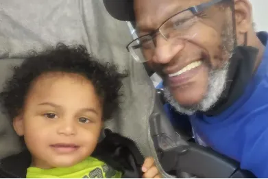 不知爸爸心臟病猝死...2歲兒伴屍多日餓死父親身旁