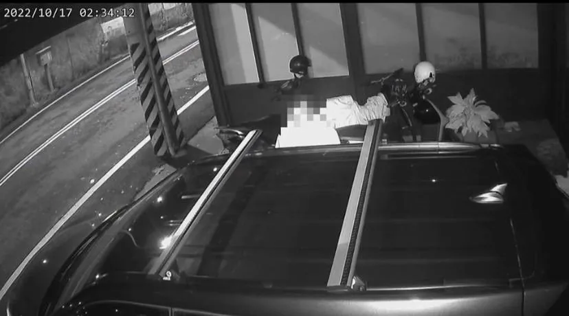 【影】皮包放車內忘鎖門…遭偷兒光顧2次！還被盜刷10萬元