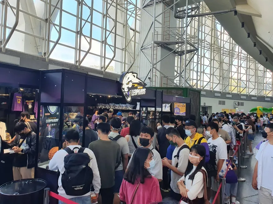 直擊/魔獸商品太搶手　排隊人龍綿延200公尺