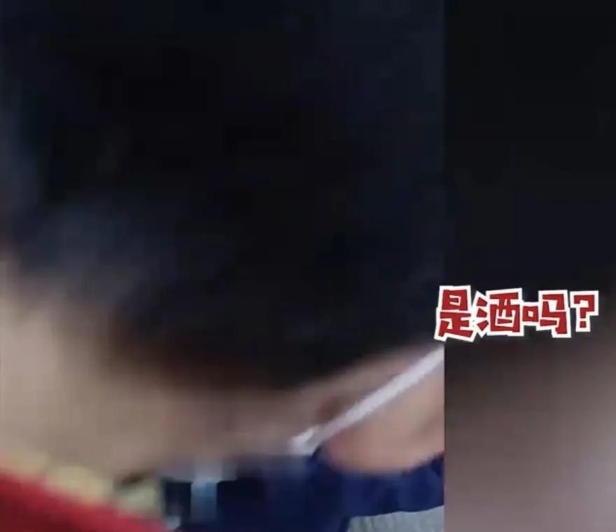 白酒、白開水奶奶沒分清　小男孩上學喝水「味道濃郁」網笑翻：從小就練？