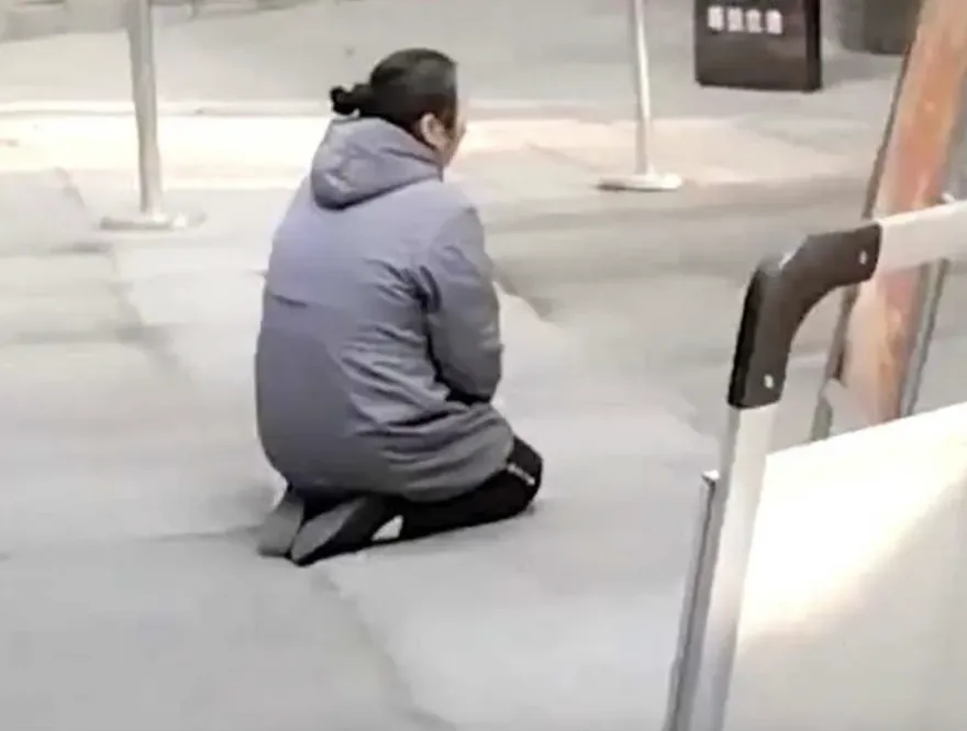 16歲女學生遭同學脫衣、踹胸、掌嘴！老母跪求給公道未果　上網淚訴引網友炸鍋