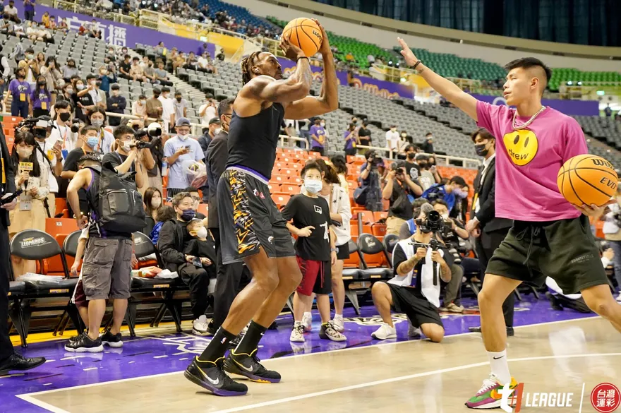 直擊/魔獸熱身20分鐘快閃　特攻派出4大苦工輪番伺候