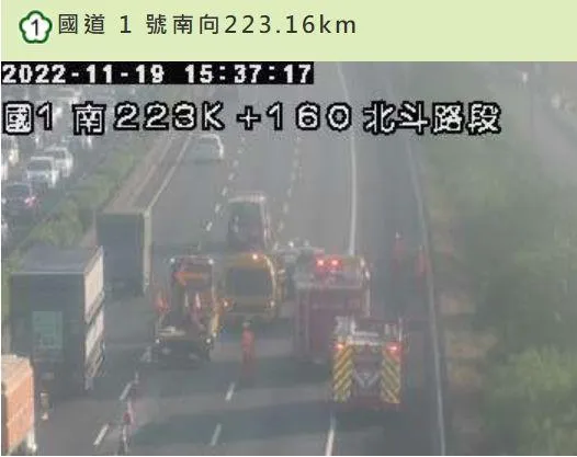 國1南向北斗路段傳車禍！小貨車翻覆　「有人受困」搶救中