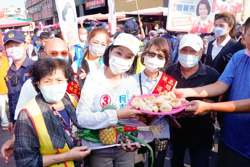 柯志恩鳳山大掃街轟動菜市場！她驚訝：「群眾冷漠轉變成熱情支持者」！
