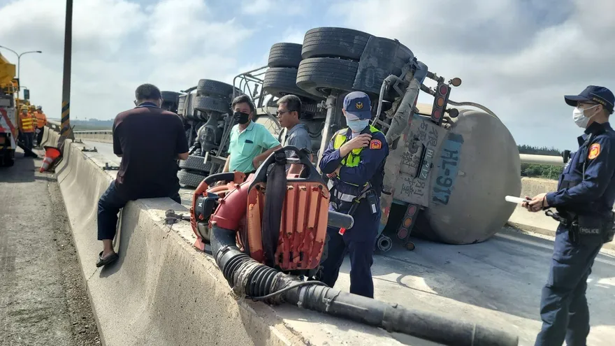 【影】台61線南下177.8公里爆槽車翻覆1傷　南下主線一度封閉