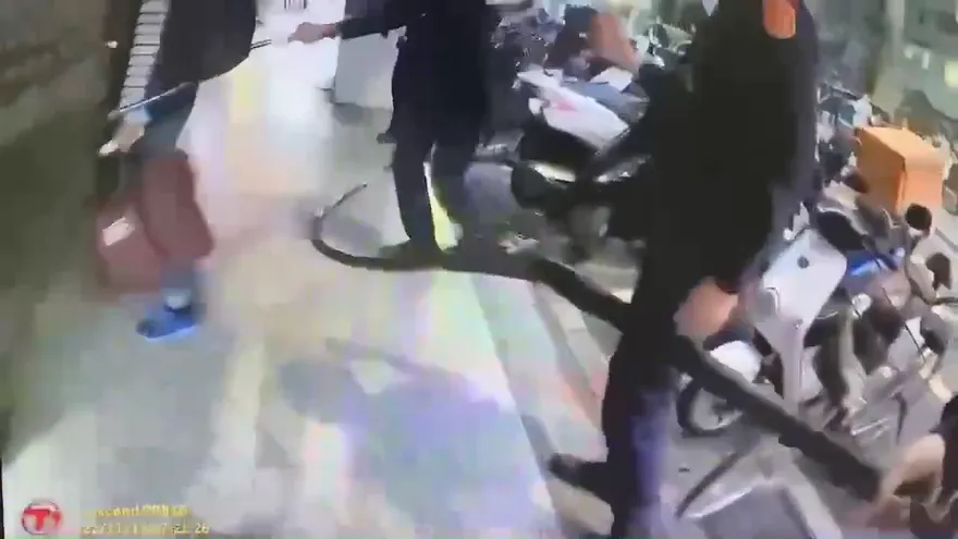 【影】警方新武器首戰！男闖紅燈遭開單竟掏水果刀嗆聲　警持月牙棒制伏