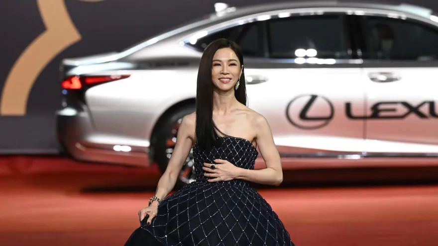 金馬59/主持人謝盈萱不改「俗女」風範！超長禮服走太快「險被裙擺絆倒」秒停在路上