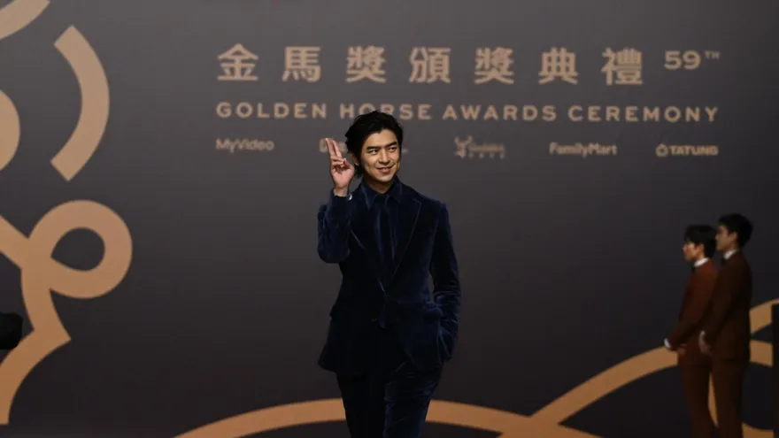 金馬59/男神陳柏霖現身紅毯！一身藍絨西裝登場…驚喜吐近況「新作即將開拍」