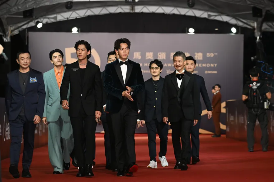 金馬59/《黑的教育》力爭「紅毯第一帥」！朱軒洋剛拿麥克風…柯震東、蔡凡熙「秒變臉」