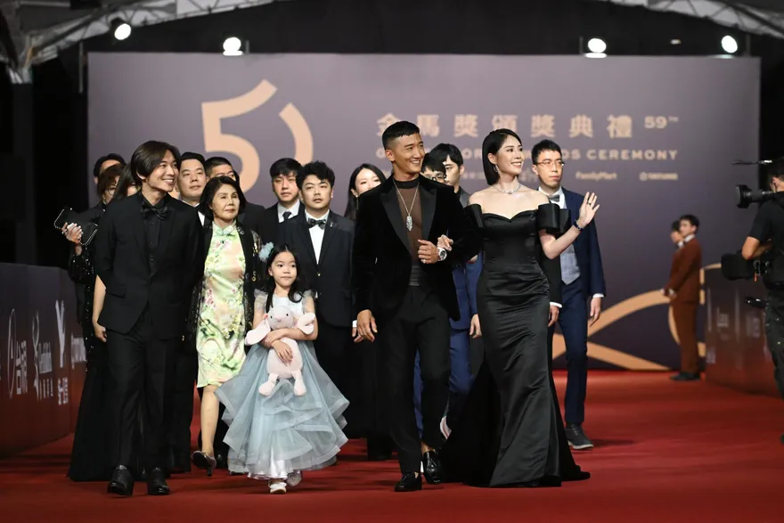 金馬59/紅毯上比佛母手勢！《咒》團隊現身…史上「年紀最小新演員」甜喊：要比美美花花