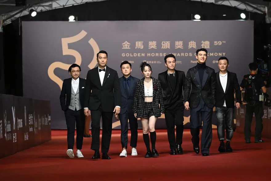 金馬59/張孝全帶《罪後真相》團隊走紅毯！連說3次「很開心」　她吐槽：明明就很緊張