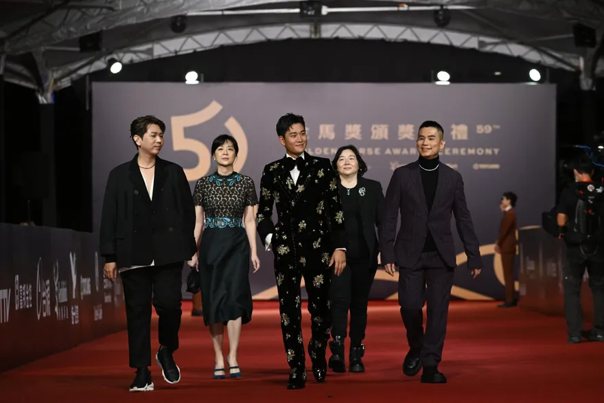 金馬59/適合穿去耶誕城！周興哲紅毯造型超吸睛　張孝全疑發福、陳昊森緊張逗笑網