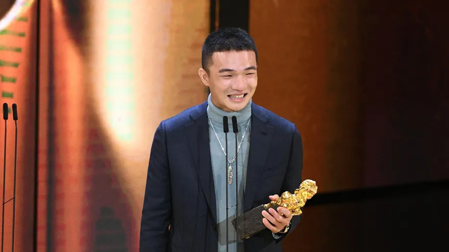 金馬59/《一家子兒咕咕叫》胡智強奪「最佳新演員獎」！一上台「哭到臉皺」：現在有點當機