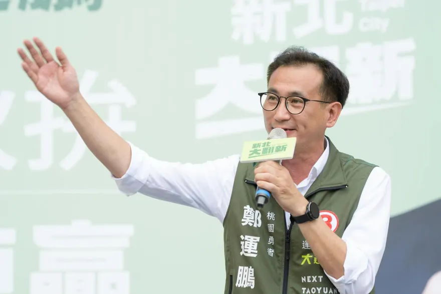 鄭文燦同框鄭運鵬神複製北韓銅像　網友：攝影師故意的？