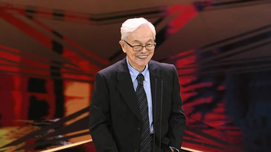 金馬59/視帝梁修身擔任引言人！「賴成英先生」獲頒終身成就獎　全場起立獻掌聲