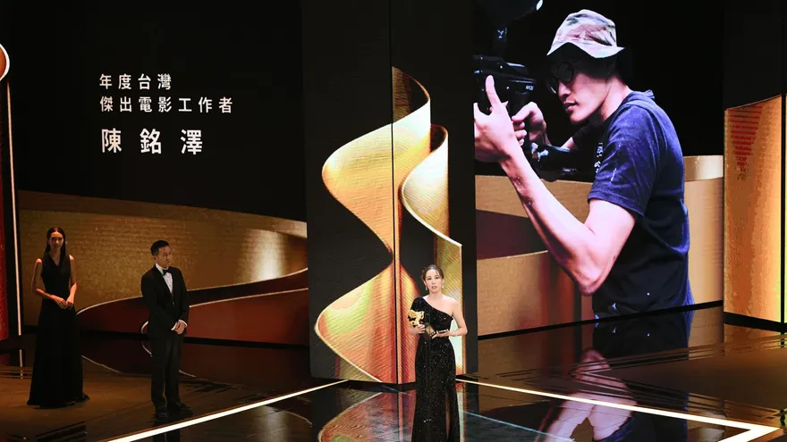 金馬59/不幸罹癌「歷經5次休克身亡」！爆破指導陳銘澤獲頒「傑出電影工作者」愛妻上台領獎