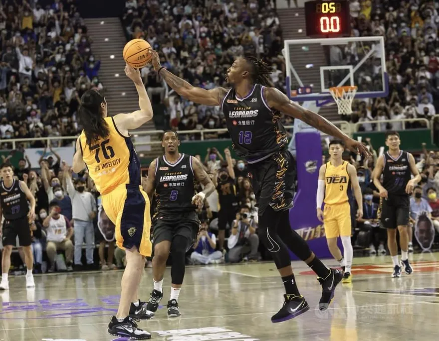 【影】小廟要再容一位大菩薩？魔獸賽後公開勸進安東尼「來台灣打球吧」