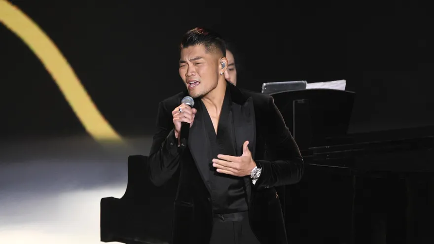 金馬59/李玖哲獻唱「你會否記得我」…螢幕見「顧寶明、明金成、蔡頭最後身影」！網看哭了