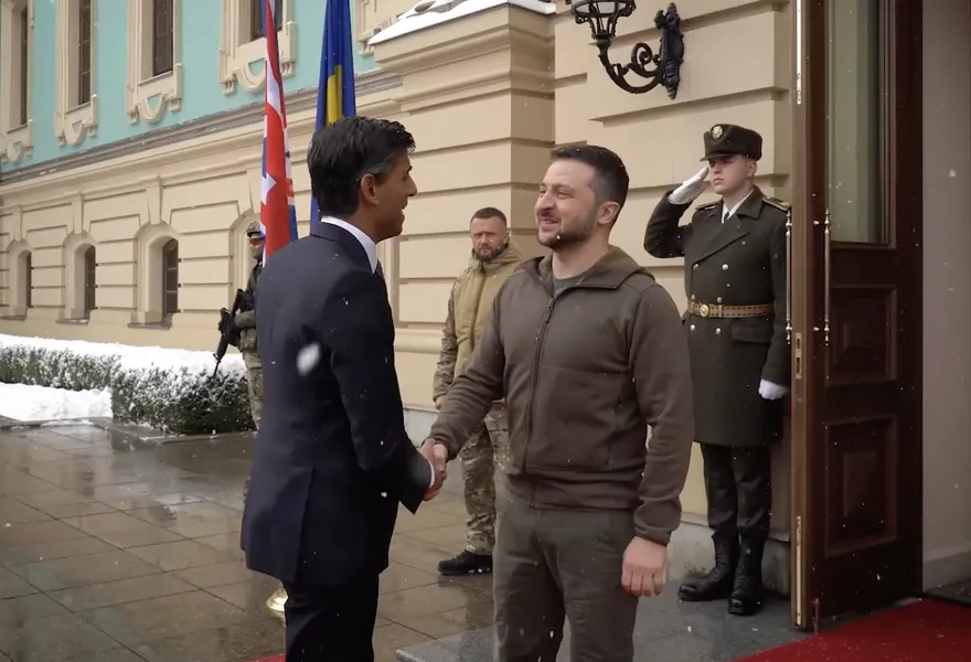 【影】雪中送炭？英首相蘇納克趕赴基輔見澤倫斯基　未透露討論細節