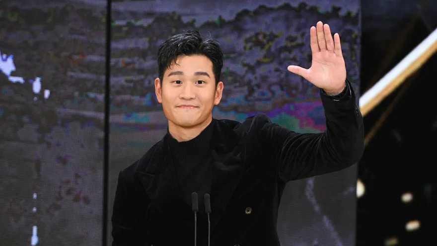 金馬59/周興哲才槓龜新人獎…表演完就拿「原創電影歌曲」！嬌羞喊：謝謝我的未婚妻~