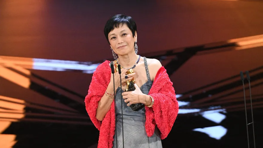 金馬59/張艾嘉「暌違36年奪影后」！激動上台「抱獎鞠躬10幾秒」　感慨吐：希望不要被取代