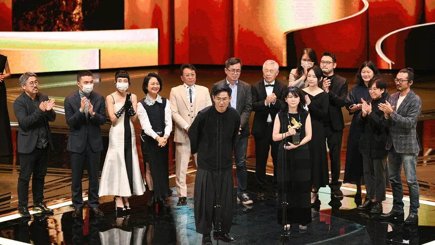 金馬59/《一家子兒咕咕叫》榮獲「最佳劇情片」！導演霸氣喊：給我的團隊一個掌聲