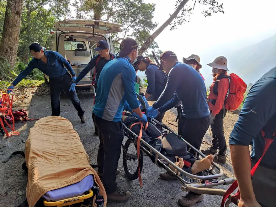 【影】爬八仙山淪驚魂記！壯男如廁突腳滑　下秒跌30米邊坡…慘受困14hrs