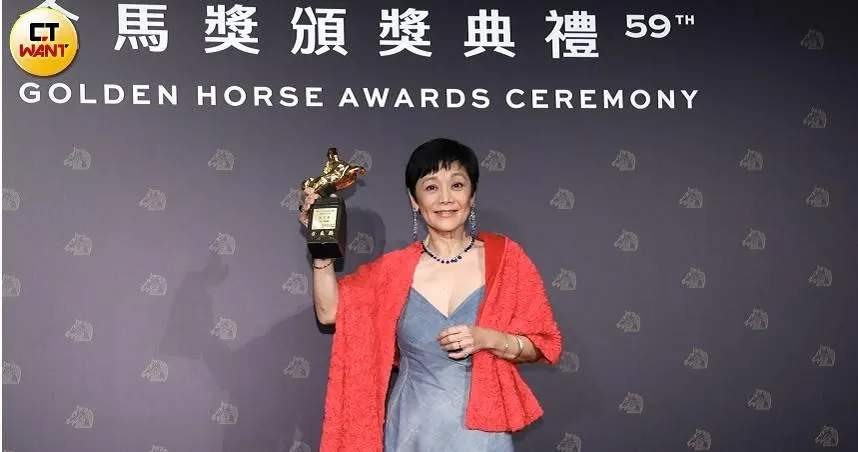 金馬59/睽違36年3度封后！張艾嘉哽咽認「有壓力」：不得獎對不起大家　「藍寶石項鍊少一顆」真相曝