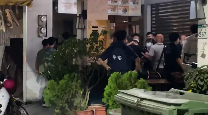 【影】不滿慶生會被當眾洗臉！狠男動手「他眼角爆血」　氣喊：要告你