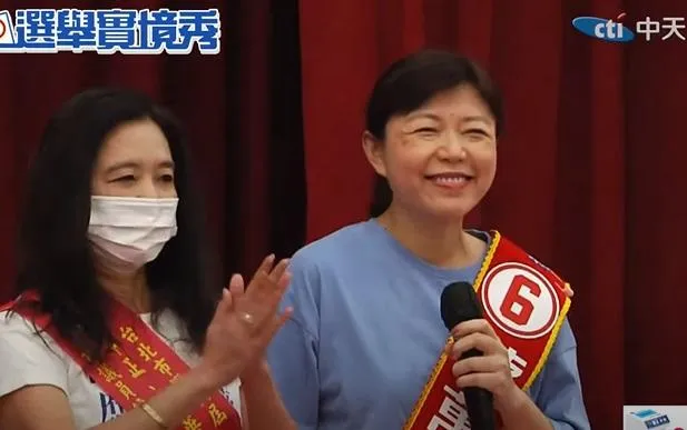 【影】最強分身！蔣萬安夫人獲如雷掌聲　招牌甜笑「1句話」感動她