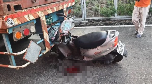 快訊/痛！未減速直撞貨櫃車　高雄女「鼻血噴滿地」急送醫