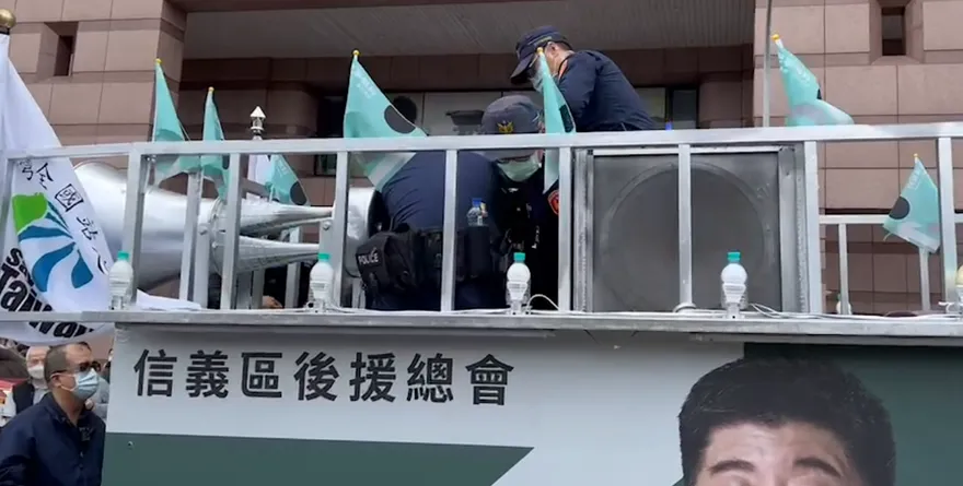 【影】陳時中遊行爆意外！持刀男衝上宣傳車　遭警方架離