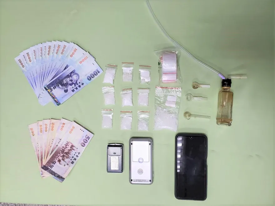 【影】台中藥頭「在家裡發貨」賣安非他命！養3隻兇狗護衛…警1妙招突破防線