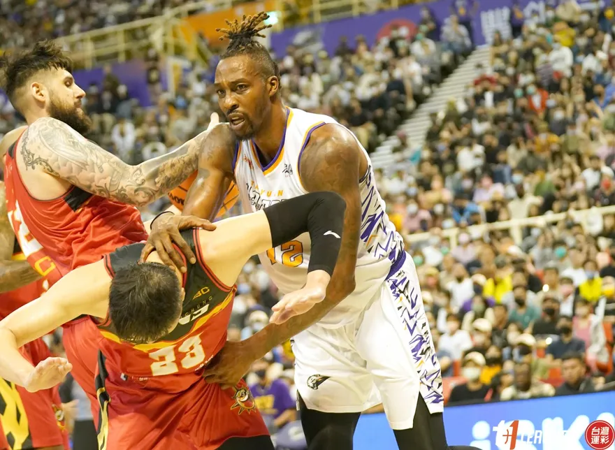 【影】嗨翻全場！魔獸霸氣賞白薩麻辣鍋　開球小意外卻讓他傻爆眼