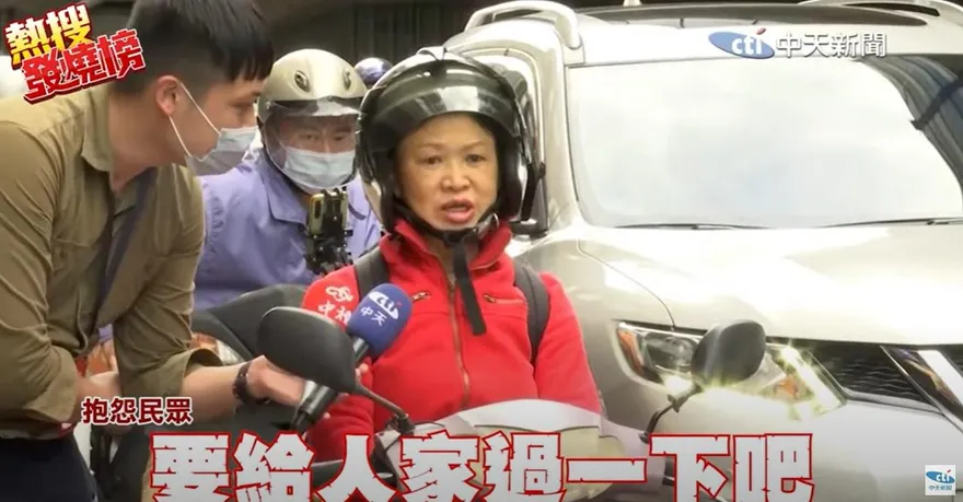 【影】陳時中遊行駕駛怒按喇叭！她批民進黨腐敗「差點被打」