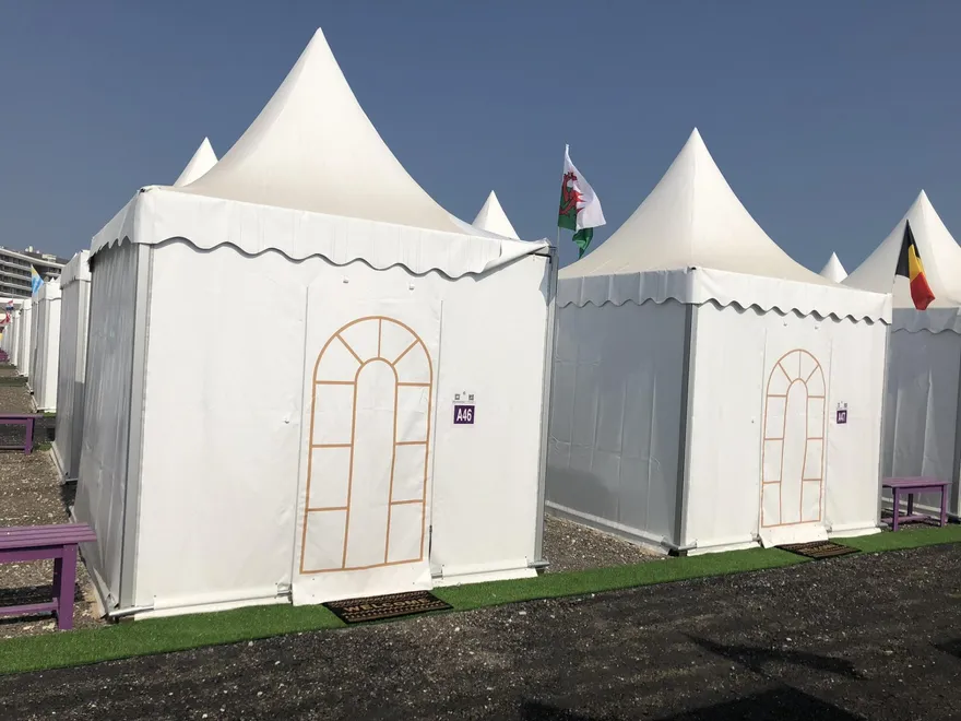 【影】世足賽/球迷住帳篷貨櫃屋　每晚要價近7000元引抱怨