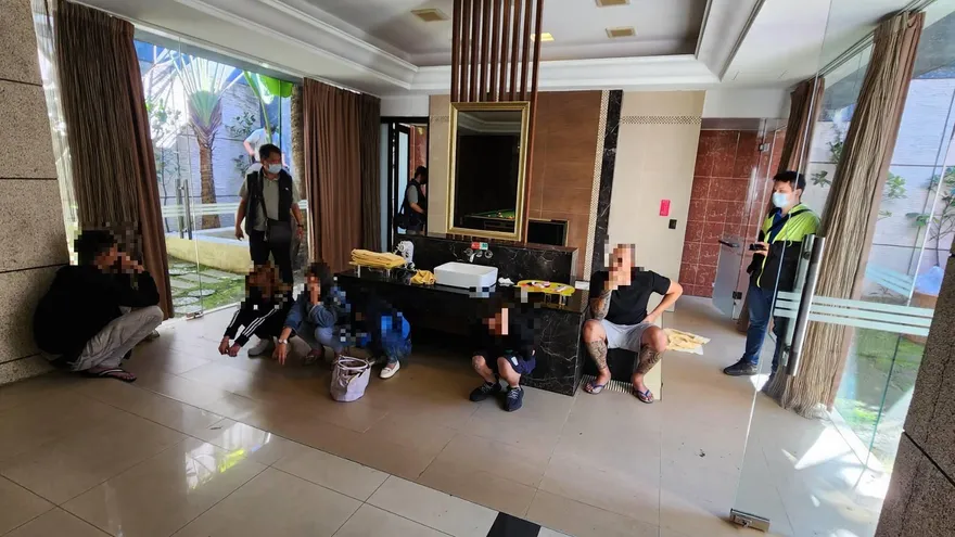 【影】我朋友被關在motel！警衝救人結果竟是6男女毒嗨趴　盆栽挖出一堆毒