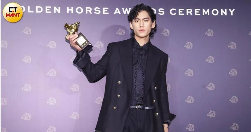 奪金馬男配「臭臉」遭轟！朱軒洋熱天穿黑皮衣「路邊哈菸」全直擊　腳傷恢復狀況曝