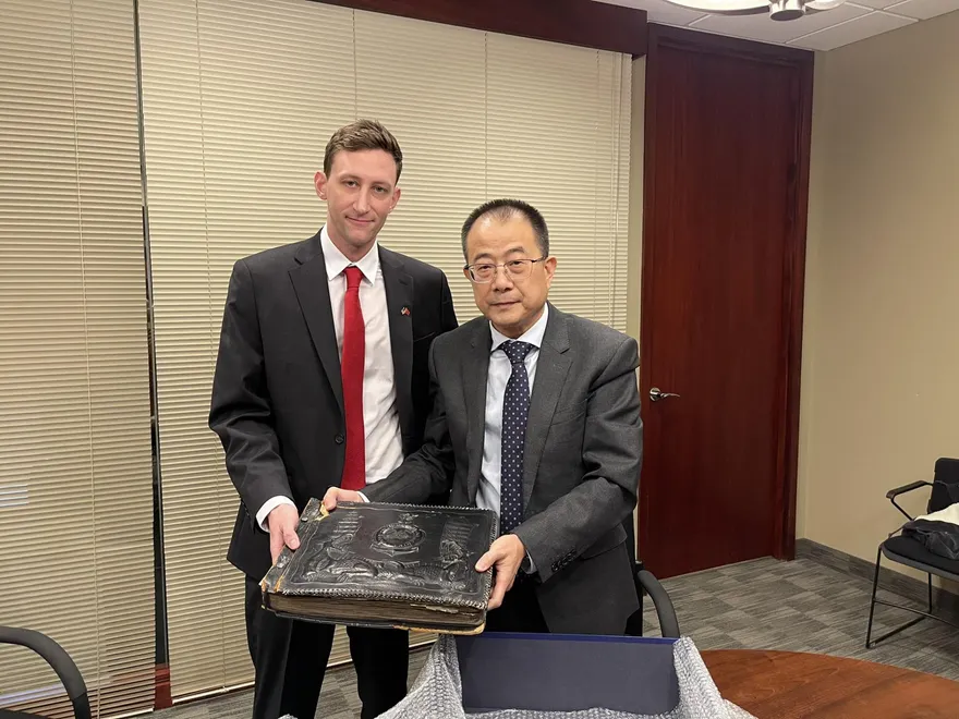 美當鋪老相簿記錄南京大屠殺　老闆慨贈陸領事館：一次改變人生的經驗