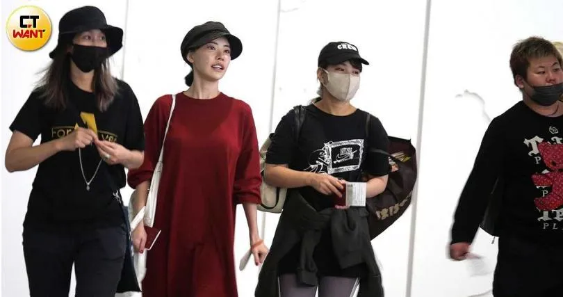 捕獲野生深田詠美！驚見「機場無罩」嗨聊壞壞話題　寬鬆衣也藏不住好身材