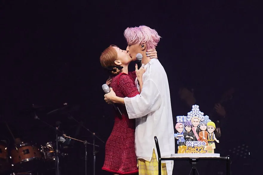 才大方認「我們結婚了」！炎亞綸開唱「鬼鬼衝上台嘴對嘴激吻」　他一見驚喜秒噴淚