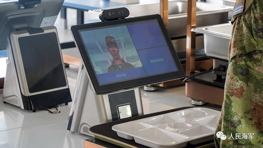 人臉識別、分析膳食、炒菜機器人…解放軍部隊推「智慧食堂」