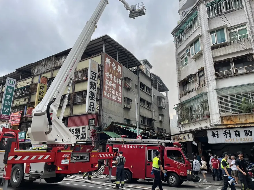 【影】新店區建國路市場爆火警　起火點是2樓廢棄倉庫　火勢控制無人傷亡