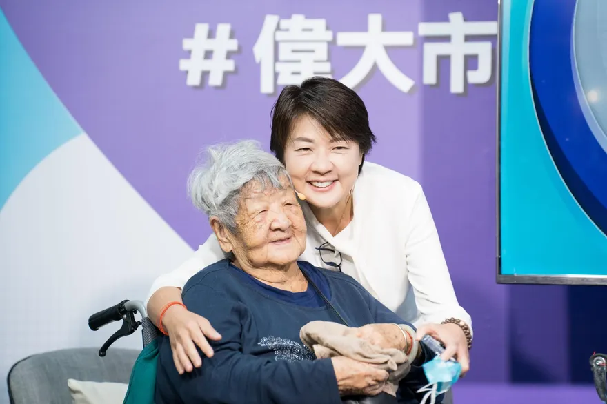 【影】有洋蔥！競選廣告邀93歲媽媽現身力挺　黃珊珊眼眶紅了