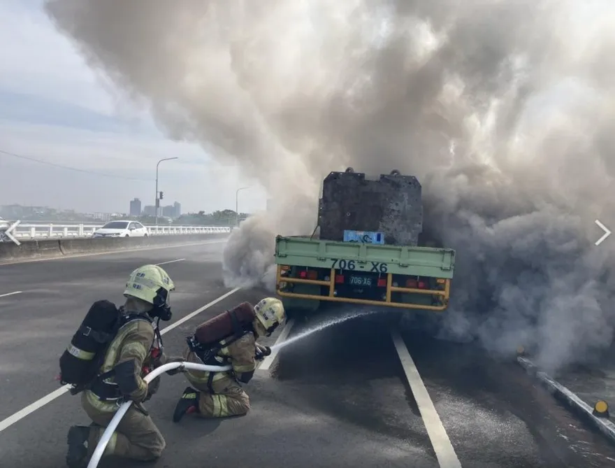 【影】貨車行經台南觀海橋上輪胎起火　駕駛及時逃生撿回一命