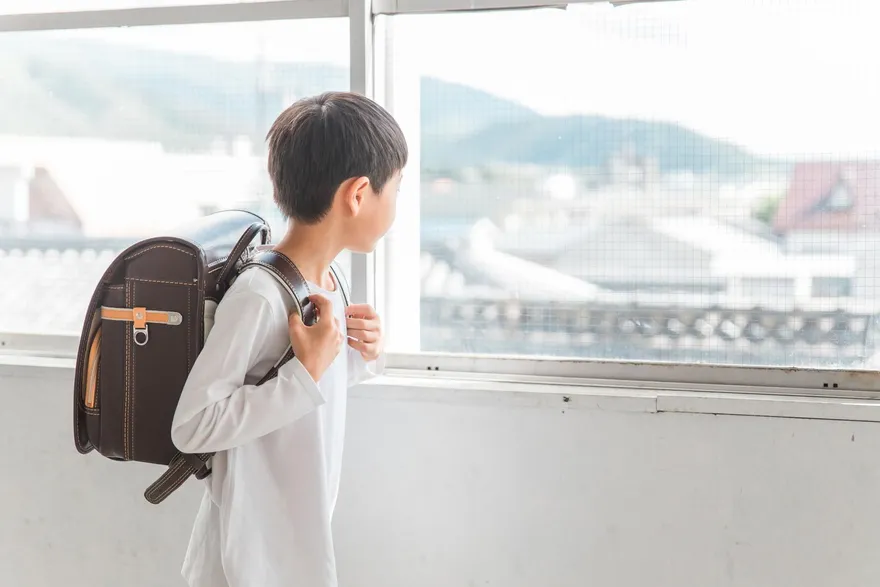 小一生偷吃便當　狠心女老師竟在他背後貼悔過書繞校園