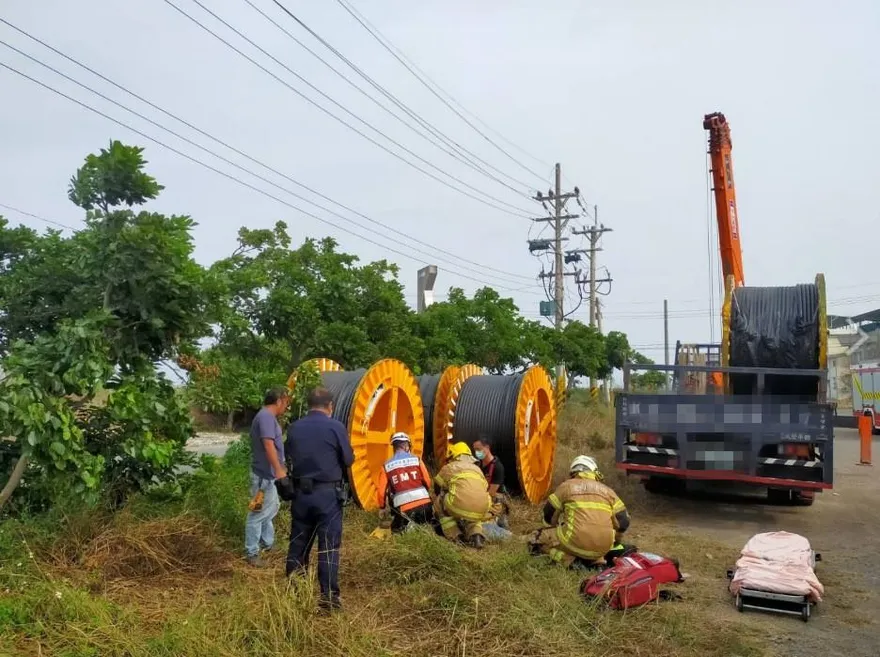 【影】台南吊車疑誤觸高壓電　司機命危送醫